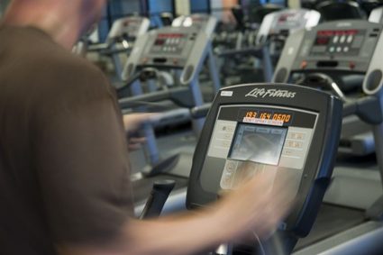 Exercice de fitness dans une salle de gym.