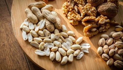 Maní, nueces y castañas sobre una mesa.