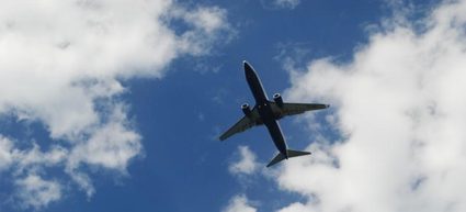 Avión volando a lo lejos.