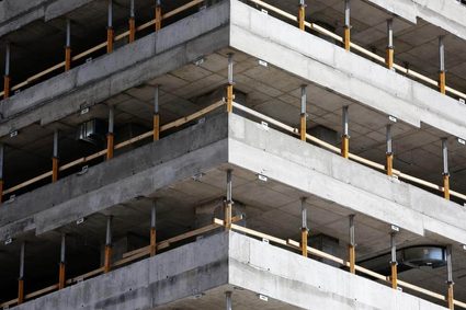 Construcción de un edificio con losas de concreto.