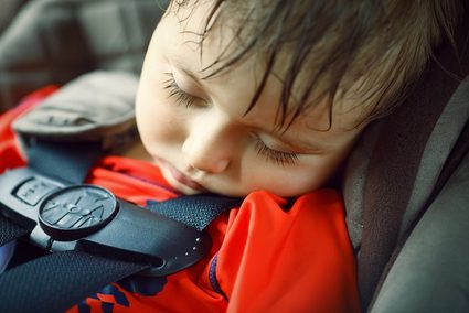 Zdjęcie dziecka śpiącego w samochodzie.