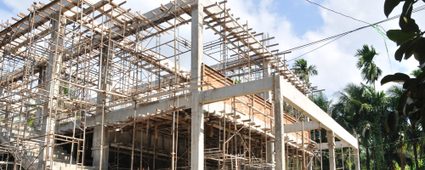 Image de la charpente d'une maison en cours de construction.