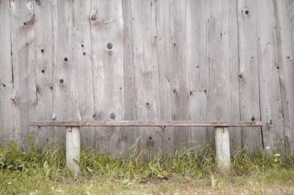 Un simple banc en bois pour représenter un problème de flexion de poutre.