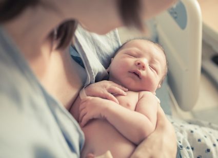 Noworodek urodzony w terminie porodu.