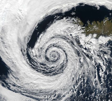 Cyklon o kształcie spirali logarytmicznej.