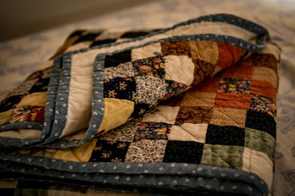 Mid-loft folded quilt