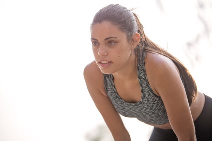 Corridore donna che si allena al livello di VO2 max più elevato possibile.