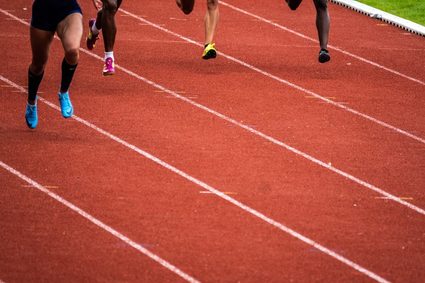 Vier Läufer bei einem Wettlauf