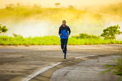 Un corridore che si allena per una gara a un ritmo facile.