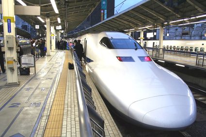 Przykład zastosowania lekkich stopów aluminium: pociąg Shinkansen.