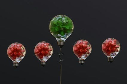 Four red lamps and one green lamp, showing an example of "false" and "true" scenario