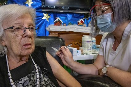 Gisèle Lévesque receiving a COVID-19 vaccine