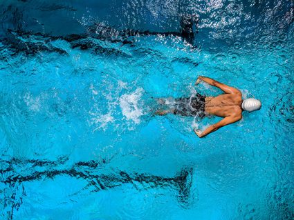 Calcolatore per le calorie del nuoto: nuotatore in piscina