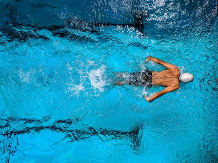 Calculadora de calorias para natação: nadador em uma piscina