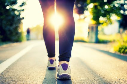 Calculateur de calories pour la marche : un groupe de personnes se promenant dans un parc.