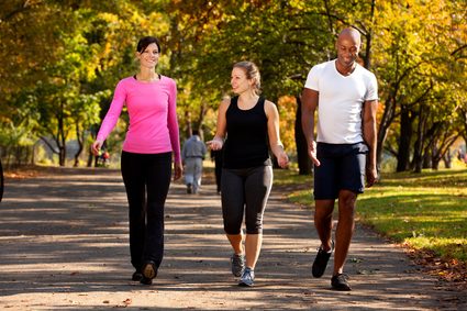 Calculadora de calorías caminando: un grupo de personas paseando por un parque.